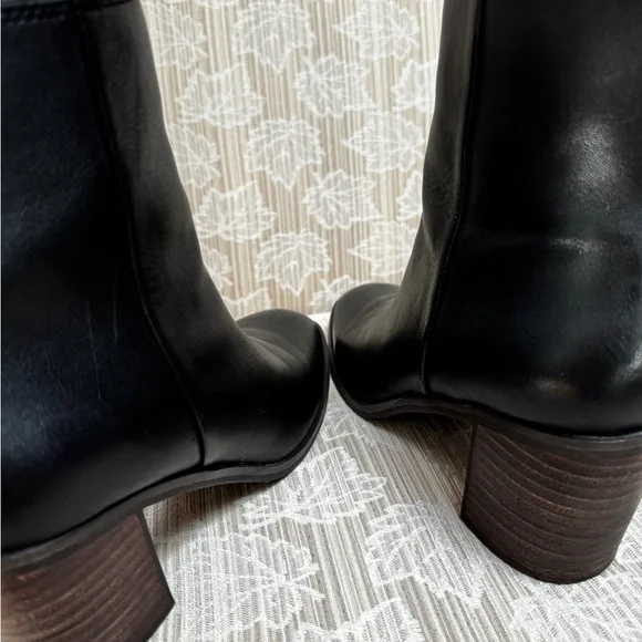 LUCKY BRAND Sz 9 LOW BOOTS zip side EXC like new cond. worn once ! Make … - Picture 2 of 8